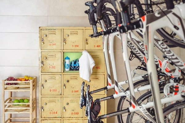 EINRICHTUNGEN FÜR RADFAHRER EINRICHTUNGEN FÜR RADFAHRER