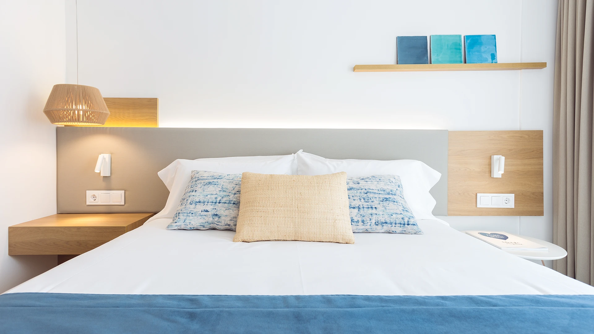 Einzelzimmer von vorne mit Lampen im Hotel MYSEAHOUSE Flamingo