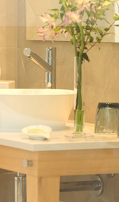 Waschbecken mit Blumen im Hotel MYSEAHOUSE Flamingo