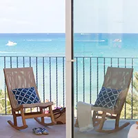 Balkon mit mallorquinischer Schaukel in den Zimmern des Hotel MYSEAHOUSE Flamingo