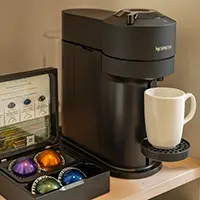 Kaffeemaschine Nespresso mit Kapseln und Wasserkocher mit einer Auswahl an Teesorten Hotel MYSEAHOUSE Flamingo