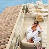 Balkon ausgestattet mit typisch mallorquinischen Schaukelstühlen des Hotel MYSEAHOUSE Flamingo