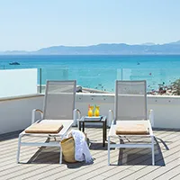 Balkon ausgestattet mit typisch mallorquinischen Schaukelstühlen des Hotel MYSEAHOUSE Flamingo
