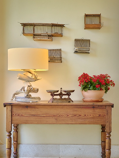 Möbel mit handgefertigter Lampe im Hotel MYSEAHOUSE Flamingo