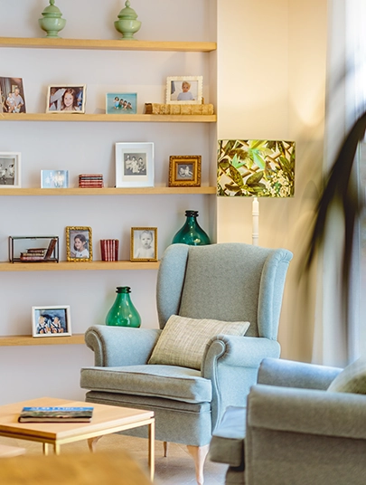 Bücherecke und Sessel im Hotel MYSEAHOUSE Flamingo