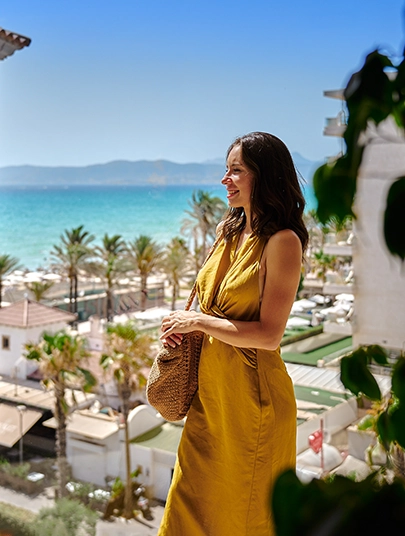 Frau mit Blick aufs Meer im Hotel MYSEAHOUSE Flamingo