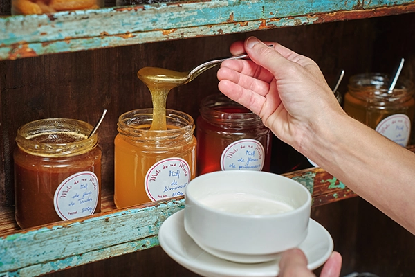 Verschiedene Arten von Bio-Honigen im Hotel MYSEAHOUSE Flamingo