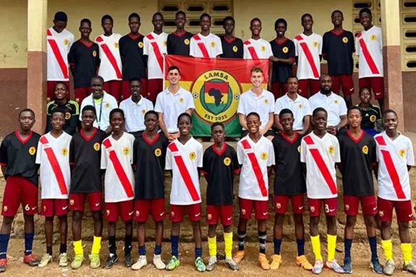 Gruppenfoto von Jungen der LAMSA-Stiftung Mallorca Hotel MYSEAHOUSE Flamingo