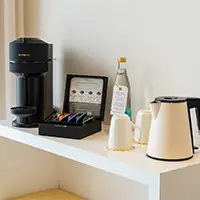 Amenities Cafetera Nespresso de capsulas y tetera con variedad de tés habitaciones Hotel MYSEAHOUSE Flamingo
